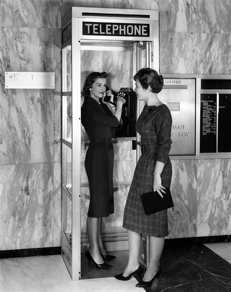 5 Ways The 1950s American Phone Booth Revolutionized Communication