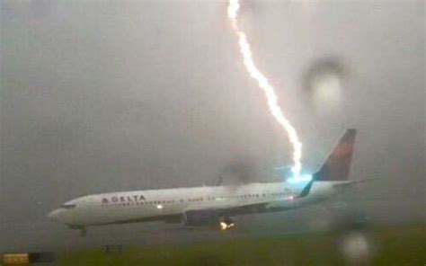 Kansas City Airport Flight Struck By Lightning Reported